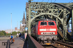 218 461 fährt mit Lr 73414 aus Köln-Worringen über die Hohenzollernbrücke nach Köln-Messe/Deutz ein. (24.07.2012) <i>Foto: Joachim Bügel</i>