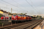 Drei ehemalige Bundesbahn-Klassiker (221 122, 211 051 und 212 325) in Diensten der EfW-Verkehrsgesellschaft aus Frechen fahren durch den Bahnhof Solingen Hbf. (06.07.2012) <i>Foto: Joachim Bügel</i>