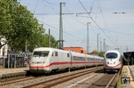Der durchfahrende 401 046 als ICE 1023 (Hamburg-Altona - Frankfurt/Main) -links- begegnet dem ICE 602 (Basel SBB - Dortmund) in Form eines 403 in Solingen Hbf. (28.06.2012) <i>Foto: Joachim Bügel</i>