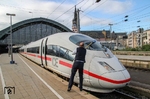 Für klaren Durchblick sorgt der Tf der 406 504 (NS 4653) vor der Abfahrt des ICE 18 nach Bruxelles-Midi in Köln Hbf.  (09.07.2012) <i>Foto: Joachim Bügel</i>