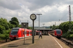 Zwei Züge der NRW-S-Bahnlinie 8 in Form von 422 017 nach Mönchengladbach (links) und 422 084 nach Hagen (Dortmund) begegnen sich im Haltepunkt Wuppertal-Sonnborn. (19.06.2012) <i>Foto: Joachim Bügel</i>