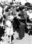 Der umlagerte Auskunftsbeamte an einem Kindersonderzug in Hamburg-Altona. (06.07.1952) <i>Foto: Walter Hollnagel</i>