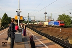 Der SBB-Cargozug KT 40246 nach Neuss passiert mit 482 021 den Haltepunkt Köln-Nippes, auf dem die Fahrgäste auf die nächste S 11 warten. (04.07.2012) <i>Foto: Joachim Bügel</i>