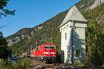 111 022 mit R 5416 aus Innsbruck in Höhe der deutsch/österreichischen Grenze bei Scharnitz. (28.09.2012) <i>Foto: Joachim Schmidt</i>
