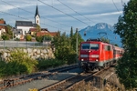 111 051 fährt vor REX 5424 (Innsbruck - Mittenwald) in den Bahnhof Reith ein. (28.09.2012) <i>Foto: Joachim Schmidt</i>