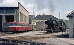 Während die englischen Eisenbahnfreunde einen Trip mit der Wuppertaler Schwebebahn unternahmen, restaurierte 050 761 (Bw Duisburg-Wedau) im Bw Wuppertal-Vophwinkel. Neben 798 800 steht im Schuppen 236 230, die damals den Wuppertaler Nahgüterverkehr bediente. (16.05.1976) <i>Foto: Wolfgang Bügel</i>