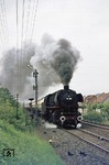 044 381 (von Eisenbahnfans falsch als 44 381 umgezeichnet) kachelt vor Gdg 47869 mit Gas-Kesselwagen die Steigung bei Scharzfeld hinauf. (22.05.1976) <i>Foto: Wolfgang Bügel</i>