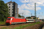 101 138 mit dem aus einem Schweizer Wagenpark bestehenden EC 101 (Chur - Hamburg-Altona) in Düsseldorf-Wehrhahn. (10.08.2012) <i>Foto: Joachim Bügel</i>