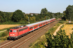 Bereits 47 Einsatzjahre hatte 110 401 auf dem Buckel, als sie den RE1-Verstärkungszug RE 10452 (Düsseldorf - Aachen) bei Mönchengladbach-Lürrip am Haken hatte. (23.08.2012) <i>Foto: Joachim Bügel</i>