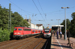 In Düsseldorf-Völklinger Straße überholt 110 410 vor RE 10452 nach Aachen den Regiobahn VT 1006-2, der als S 28 nach Kaarst unterwegs ist. (07.09.2012) <i>Foto: Joachim Bügel</i>