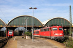 110 457 verlässt vor RE 10454 (Düsseldorf - Aachen) den Hauptbahnhof von Mönchengladbach. (17.08.2012) <i>Foto: Joachim Bügel</i>
