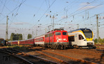 Die letzten überregionalen Leistungen der Dortmunder 110er waren niederländische Autoreisezüge. Hier kreuzt 110 469 vor Autozug NF 13401 ('s-Hertogenbosch - Allessandria) die Eurobahn 20086 in der Bahnhofseinfahrt von Mönchengladbach. (07.09.2012) <i>Foto: Joachim Bügel</i>