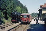 044 534 vor Sonderzug E 26243 im Bahnhof Altenau/Harz. Rechts der Planzug mit 515 516 nach Goslar. (23.05.1976) <i>Foto: Wolfgang Bügel</i>