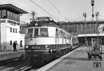 Neben 118 028 und 049 gab es glücklicherweise nur drei türkis-beige Fehlgriffe bei der Baureihe 118. Hier wartet die dritte Maschine in neuer Farbgebung (118 013) vor E 3008 nach Nürnberg in München Hbf auf Ausfahrt.  (31.12.1982) <i>Foto: Frank Lüdecke</i>