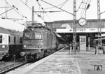 E 18 053 (ab 1968: 118 053) war die letzte Maschine der Baureihe 118, die vor dem Krieg in Dienst gestellt wurde. Am letzten Tag des Jahres 1982 bespannte sie den D 998 in München Hbf. (31.12.1982) <i>Foto: Frank Lüdecke</i>