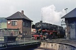 044 671 (bis 1968: 44 1669) neben der Lokleitung in ihrer Heimatdienststelle Ottbergen. (26.05.1976) <i>Foto: Wolfgang Bügel</i>