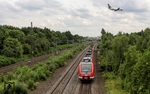 Auch ohne digitale Bildbearbeitung sind solche realen Begegnungen zwischen Flugzeug und Bahn im Düsseldorfer Norden möglich.  (18.07.2012) <i>Foto: Wolfgang Bügel</i>