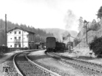 Ein Personenzug, mit einer preußischen T 9³ bespannt, auf der Fahrt von Sebnitz (Sachs) nach Bad Schandau im Bahnhof Ulbersdorf (Kr Pirna).  (1944) <i>Foto: RVM (Ittenbach)</i>