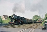 Die zwischenzeitlich mit alter Nummer beklebte 044 552 verlässt mit Dg 53842 am finalen Ottbergener Dampfwochenende den Bahnhof Uslar. (28.05.1976) <i>Foto: Wolfgang Bügel</i>