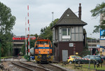 225 018 und 225 117 mit GM 61303 und WHE-Lok 28-2 in Wanne Eickel. Der Zug oben befährt die Strecke von Gelsenkirchen-Bismarck in Richtung Abzweig Herne Crange, die Lok unten die Strecke Wanne Hbf – Wanne Hafen. (14.09.2012) <i>Foto: Joachim Schmidt</i>