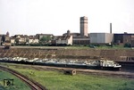 053 075 (Bildmitte oben) auf dem Rückweg vom Mannesmann-Hochofenwerk am Hafenbecken in Duisburg-Hochfeld-Süd, nachdem sie Gdg 75078 aus dem Neanderthal dort abgeliefert hat. (05.06.1976) <i>Foto: Wolfgang Bügel</i>