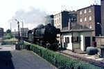 Die Versorgung der Duisburger Kupferhütte führte 044 318 vor Gdg 58791 (Schlackenzug) auf die innerstädtisch verlaufende Verbindungsbahn in Duisburg-West. (08.06.1976) <i>Foto: Wolfgang Bügel</i>
