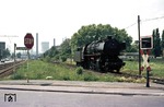 044 472 unterwegs auf der Strecke Duisburg-Wanheim - Hochfeld-Süd am Bahnübergang Heiligenbaumstraße. (08.06.1976) <i>Foto: Wolfgang Bügel</i>