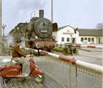 38 3421 verlässt den Bahnhof Wesel. Im Hintergrund die Signallehrwerkstatt der DB.  (24.04.1959) <i>Foto: Willi Marotz</i>
