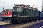 119 002 vor E 3414 (Nürnberg - Coburg) im Bahnhof Bamberg. Dahinter 614 006. (24.07.1976) <i>Foto: Wolfgang Bügel</i>