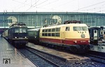 Die Baureihe 103 gilt vielen als Nachfolger der formschönen Vorkriegs-Baureihe 118. Hier begegnen sich beide Baureihen - 103 vor D 308 und 118 014 vor E 3272 - an einem regnerischen Sommertag in München Hbf. (25.07.1976) <i>Foto: Wolfgang Bügel</i>