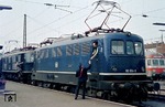 Übergabe der Zugpapiere des E 2650 nach Nürnberg an den Lokführer der Vorspannlok 110 004, während sein Kollege gerade den Führerstand der Zuglok 119 002 erklimmt. (07.08.1976) <i>Foto: Wolfgang Bügel</i>