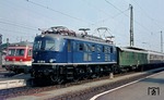 119 001 vor E 3414 (Nürnberg ab 15.05 Uhr - Coburg an 16.42 Uhr) im Bahnhof Bamberg. Dahinter lugt 614 043 hervor. (07.08.1976) <i>Foto: Wolfgang Bügel</i>