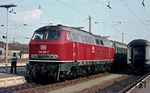 218 208 vor E 2659 nach Hof im Bahnhof Bamberg. Ein paar Jahre zuvor übernahm hier eine Hofer 01 diesen Zug, der da noch unter der Zugnummer E 659 verkehrte. (07.08.1976) <i>Foto: Wolfgang Bügel</i>