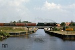 043 100 überquert vor Gdg 57542 die Küstenkanalbrücke in Dörpen. (14.08.1976) <i>Foto: Wolfgang Bügel</i>