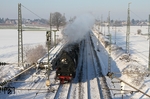 Der Abstand auf einen vorausfahrenden Güterzug verhinderte an dem bitterkalten Dezembertag eine schöne Dampfwolke der 01 1066, die so nur am Ausfahrsignal von Nievenheim mit DPE 91423 nach Rüdesheim vorbeirollte. (08.12.2012) <i>Foto: Joachim Bügel</i>