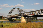 294 706 überquert mit einem Übergabezug nach Neuss Gbf die Rheinbrücke bei Düsseldorf-Hamm. Links stehen noch die Brückentürme der alten Brücke (vgl. Bild-Nrn. 2286, 2287). (10.08.2012) <i>Foto: Wolfgang Bügel</i>