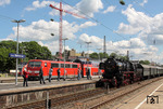 52 8134 der Eisenbahnfreunde Betzdorf ist mit Sonderzug DPE 91474 aus Siegen im Bahnhof Wuppertal-Oberbarmen eingetroffen und begegnet dort RE 10417 mit 111 129 nach Dortmund. Der hohe Kran im Hintergrund gehört zur Schwebebahnsanierung. (10.06.2012) <i>Foto: Wolfgang Bügel</i>