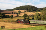 23 042 in der anmutigen Landschaft des Waldecker Tafellands bei Volkmarsen. (02.09.2012) <i>Foto: Wolfgang Bügel</i>