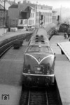 V 200 041 stellt einen F-Zug am Bahnsteig in Hannover Hbf bereit. Leider ist nicht genau auszumachen, ob es sich bei der Heizlok im Hintergrund um eine G 8.2 (BR 56.20) oder G 12 (BR 58) handelt. (1957) <i>Foto: H. Brunotte</i>