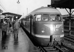 Ein VT 08 als FDt "Roland" in Hannover Hbf. Das Bahnhofsumfeld ist noch von den behelfsmäßigen Bauten der Nachkriegszeit geprägt. Die Reste der Halle wurden bereits vollständig abgetragen (vgl. Bild Nrn. 5641 oder 12346). (1953) <i>Foto: H. Brunotte</i>