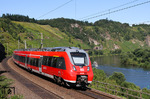 Die als "Hamsterbacken" titulierten Triebwagen der Baureihe 442 haben mittlerweile auch die Moselstrecke erobert. Hier ist 442 708 als RB 12231 (Trier - Koblenz) bei Pünderich unterwegs. (18.08.2012) <i>Foto: Joachim Bügel</i>