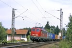 150 161 (Bw Kornwestheim) passiert mit einem Containerzug die Blockstelle Ametsbichl zwischen Ostermünchen und Aßling (Obb). (06.2002) <i>Foto: Bernhard P. Reichert</i>