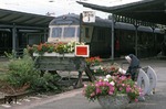 Ein hübsch bepflanzter Prellbock auf einem unbekannten bayrischen Bahnhof lädt nicht nur Züge zum Verweilen ein. (06.1991) <i>Foto: Bernhard P. Reichert</i>
