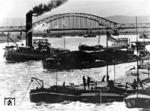 Die Kronprinzenbrücke zwischen Engers und Neuwied wurde am 15. August 1918 eingeweiht. Das Foto zeigt den Zustand der Eisenbahnbrücke in den 1930er Jahren. Am 9. März 1945 wurde der auf dem Bild sichtbare mittlere Stromüberbau durch deutsche Truppen gesprengt und fiel in den Rhein. Nach dem Krieg wurde der geschwungene Mittelüberbau durch eine Balkenbrücke ersetzt. (1937) <i>Foto: RVM</i>