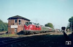 220 038 durchfährt mit D 715 den Bahnhof Ihrhove (südlich Leer). (21.09.1976) <i>Foto: Wolfgang Bügel</i>