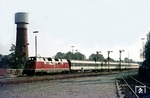 Vorbei am städtischen Wasserturm nahe des ehemaligen Ausbesserungswerkes fährt 220 028 vor dem "popfarbenen" DC 912 in den Bahnhof Lingen/Ems ein. (21.09.1976) <i>Foto: Wolfgang Bügel</i>