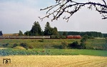 215 008 mit E 3451 unterwegs zwischen Ellwangen und Aalen bei Goldshöfe. (25.09.1976) <i>Foto: Joachim Bügel</i>