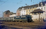 110 128 vor E 3149 in Wuppertal-Oberbarmen. Die Stellwerksbezeichnung "Ro" in der östlichen Bahnhofsausfahrt weist darauf hin, dass dieser Ortsteil früher "Rittershausen" hieß. (07.10.1976) <i>Foto: Wolfgang Bügel</i>