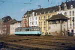 Der "Gläserne Zug" (491 001-4) als Sonderzug Et 25073 in der hellblauen Lackierung, die er 1972 erhalten hatte, vor der schönen Gründerhauszeile in der Ostausfahrt von Wuppertal-Oberbarmen. (07.10.1976) <i>Foto: Wolfgang Bügel</i>