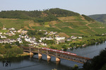 CFL 4015 schiebt den Regionalexpress 5241 aus Luxembourg über die Moselbrücke bei Bullay. Nach Plänen der DB könnte so der künftige Fernverkehr auf der Mosel aussehen. (19.08.2012) <i>Foto: Joachim Bügel</i>